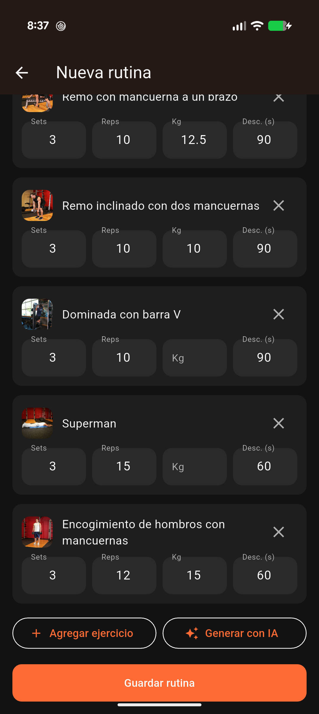 Editor de rutina en Fyerro con ejercicios generados por IA: remos con mancuerna, dominadas y encogimientos con series, repeticiones, peso y descanso, y botones Generar con IA y Guardar rutina