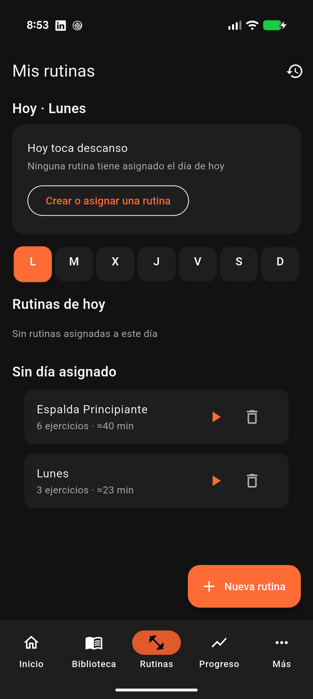 Vista semanal de Mis rutinas en Fyerro con selector de días de lunes a domingo, rutinas Espalda Principiante y Lunes con duración estimada y botón Nueva rutina